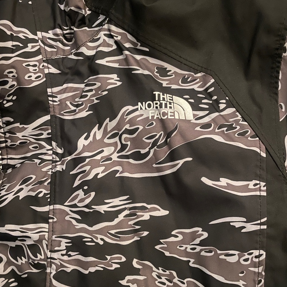 North Face Boys Black And Gray Patterned Jacket - image 3